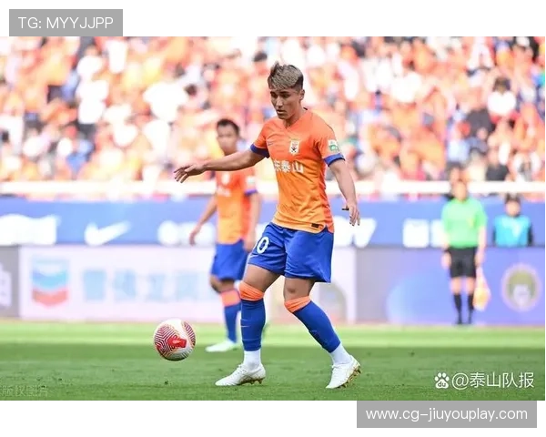 山东泰山阿卜杜肉苏力远射破门，全场欢呼：激情再现绿茵场